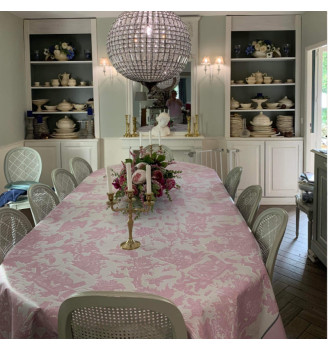 toile cirée motif toile de jouy rose mise en scène intérieure