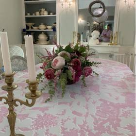 toile cirée motif toile de jouy rose en interieur, salle à manger