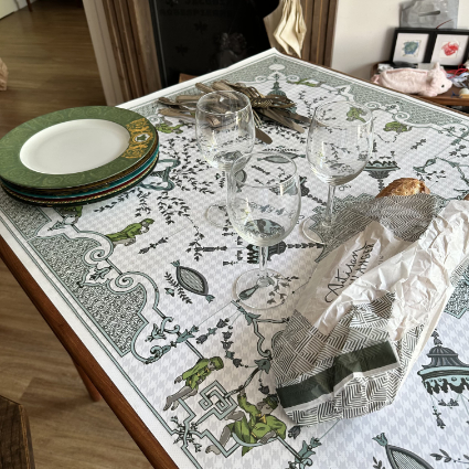 belle décoration de table avec une toile cirée grise